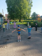 Утренняя зарядка и прием детей на свежем воздухе.